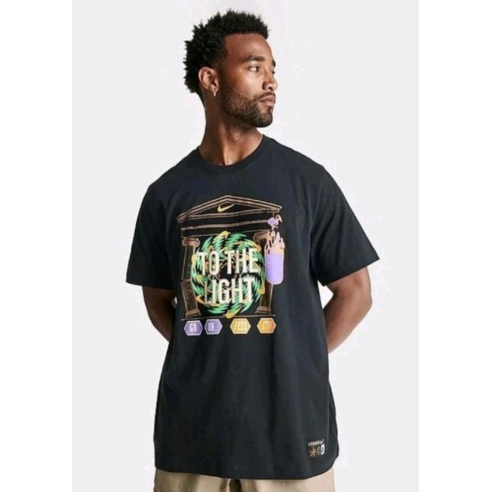 NEW Nike Sportswear Festival Graphic "To The Light" Black T-Shirt Unisex L Top